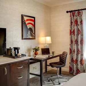 Habitación con Cama Queen Adaptada para Discapacitados
